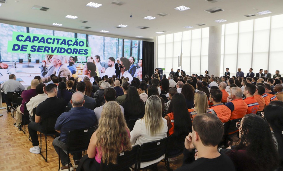 Servidores da Lottopar participam do lançamento de programa estadual de capacitação