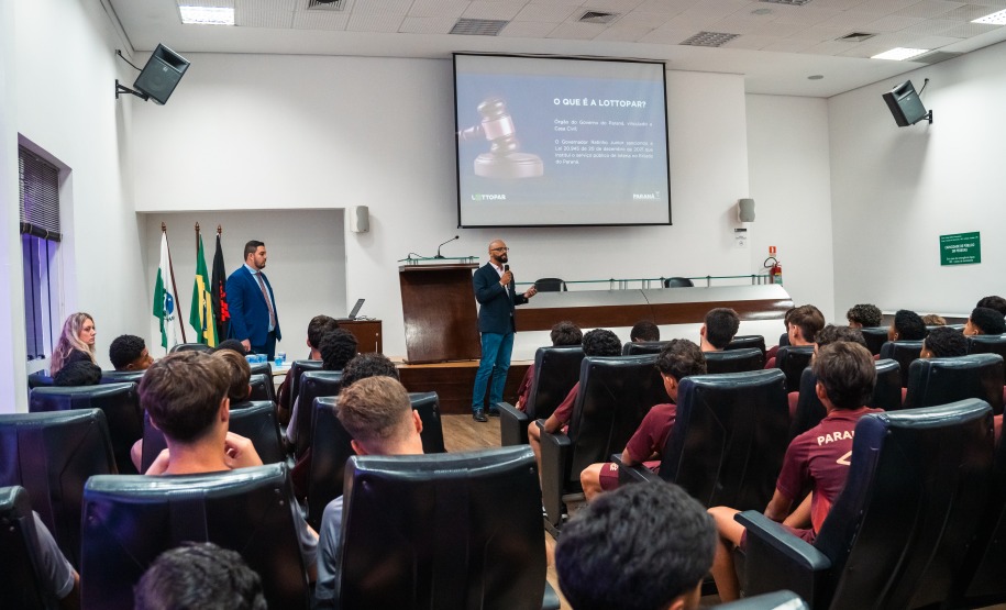 Lottopar realiza novo ciclo de treinamento sobre integridade esportiva para atletas do Athletico Paranaense