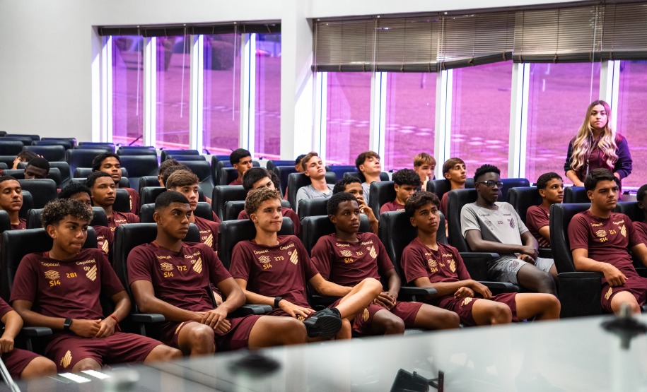 Lottopar realiza novo ciclo de treinamento sobre integridade esportiva para atletas do Athletico Paranaense